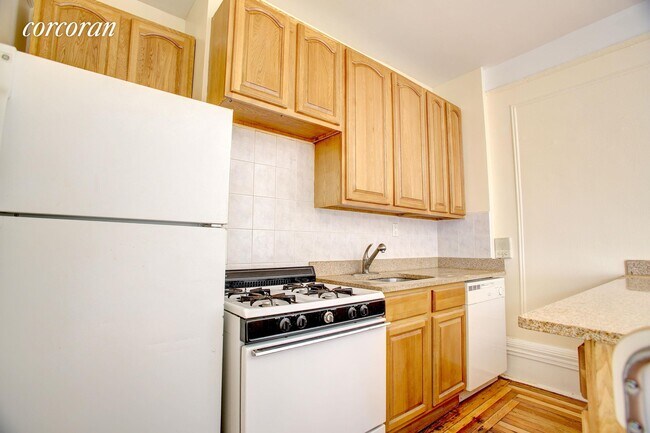 Building Photo - 160 Claremont Ave