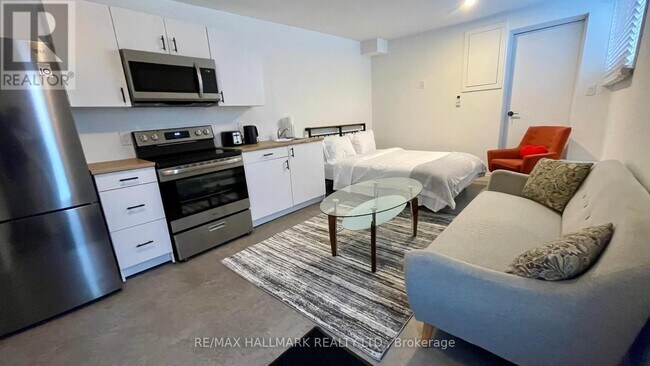 Photo du bâtiment - 930 Lake Dr E