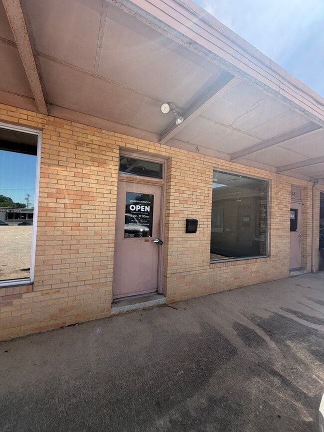 Building Photo - 130 S Salisbury Ave