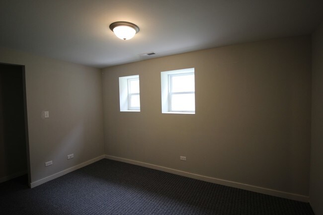 Building Photo - 3644 W Diversey Ave