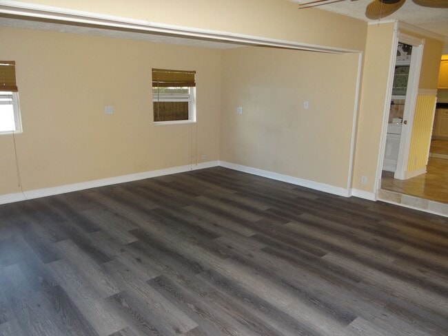 Building Photo - Centrally located home in St Pete - Move I...
