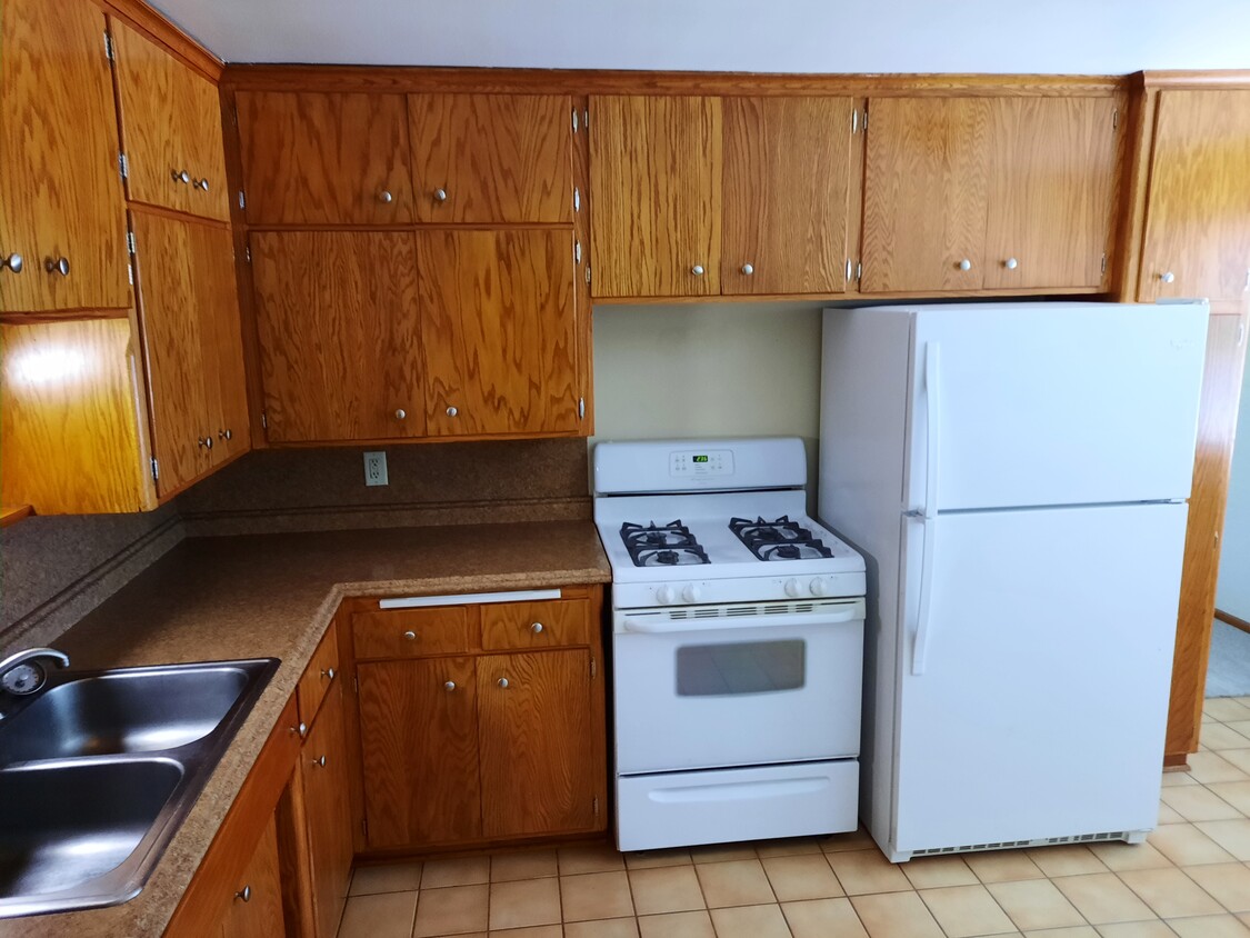 Full size gas stove, newer fridge - 1665 10th Ave