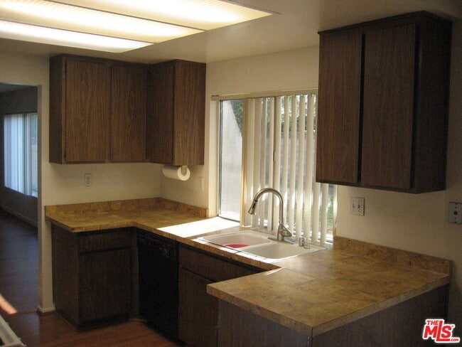 Building Photo - 10123 Hanna Ave