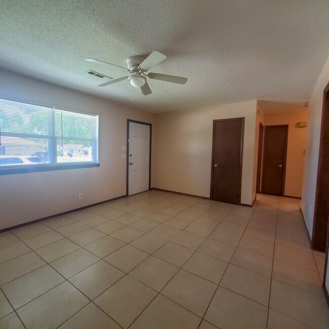 Foto del edificio - 2429 N Market Ave