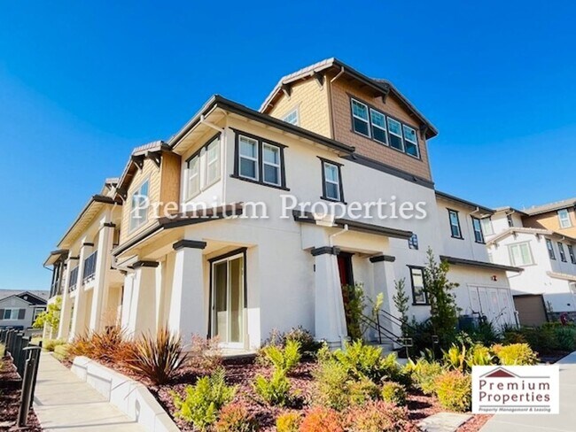 Building Photo - Exquisite Tri-Level Corner Unit Townhouse,...