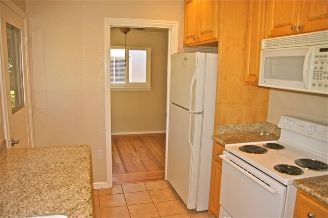 Building Photo - 2323 Peachtree Ln