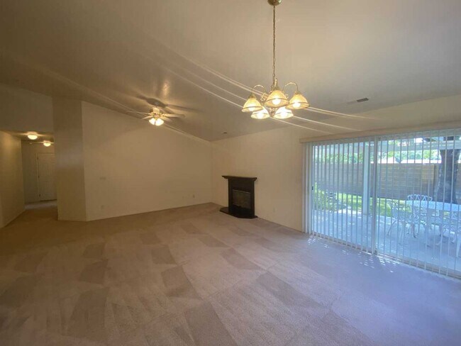 Foto del edificio - Charming Home Near Mathis Park