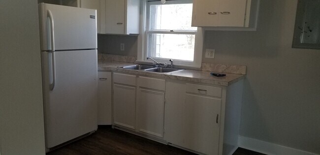 Foto del edificio - CLOSE TO RIVERSIDE PARK!  3br 1bath bungalow, fully remodeled with all new plank flooring, includ...
