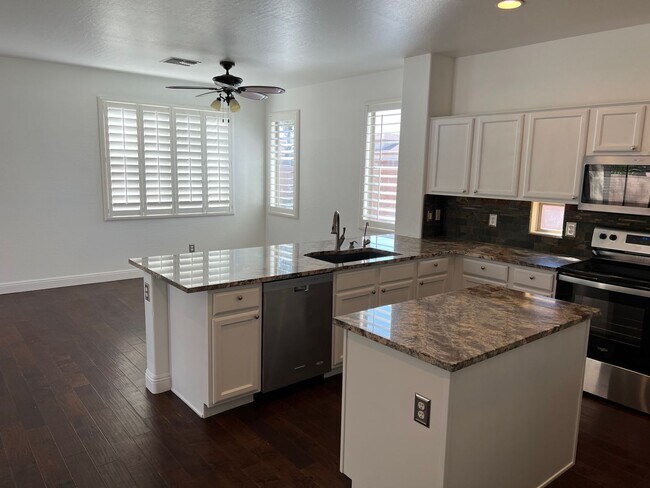 Photo - AVAILABLE NOW IN SEVILLE, GILBERT!!! House