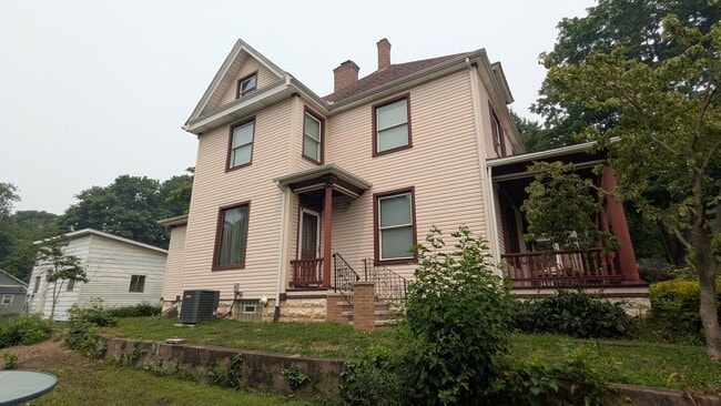 Building Photo - Welcome to this fully furnished 3-bedroom, 1.5-bath home in Massillon
