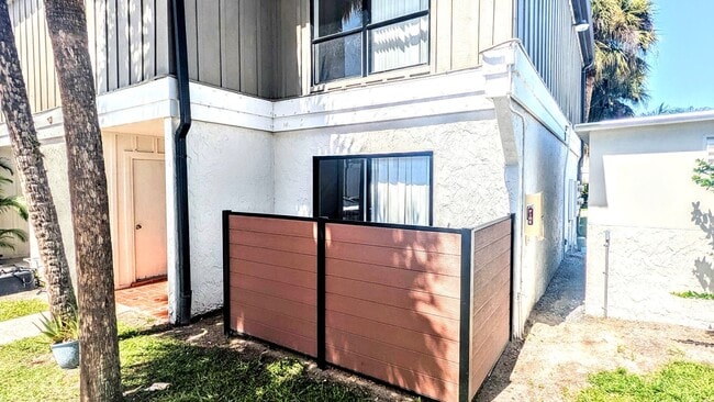 Building Photo - Annual UNfurnished 3-bedroom, 2/ 1/2 bathr...