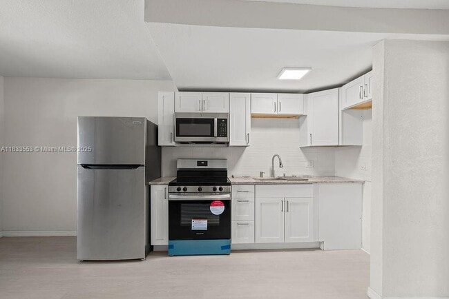 Building Photo - 2305 Tamarind Dr