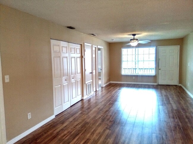 Building Photo - 313 Dirksen Dr