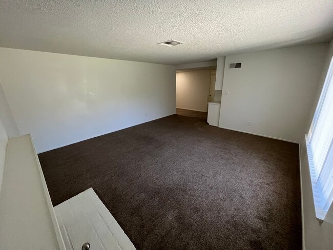 Foto del edificio - 4 bedroom 2 bath,  fenced yard w/ fruit tr...