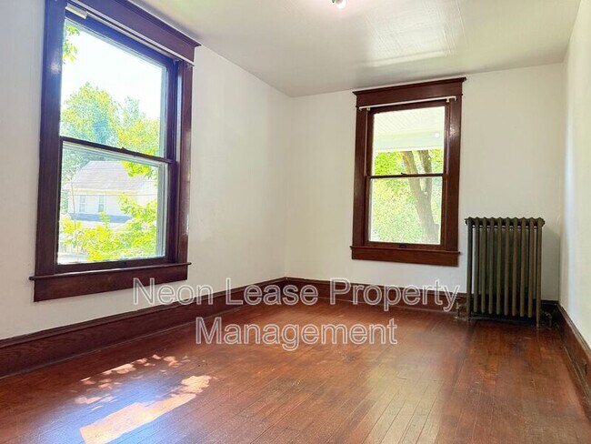 Building Photo - 303 E 6th St