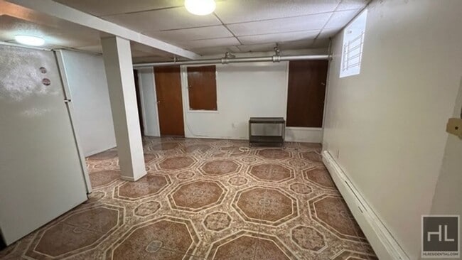 Foto del edificio - LARGE 1 BEDROOM  BASEMENT WITH WINDOWS  EA...