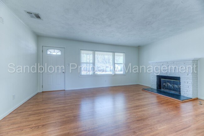 Building Photo - For Lease | Tulsa | Available Now!