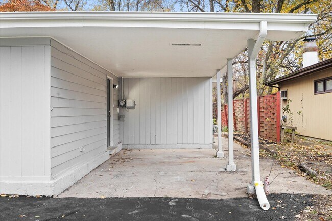 Building Photo - 465 Shabbona Dr