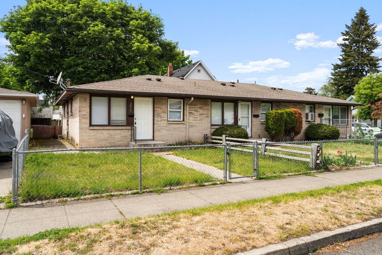 2915 N Lincoln St Unit 2915 N Lincoln, Spokane, WA 99205 Room for
