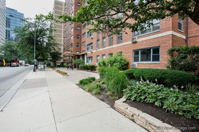 Building Photo - 2909 N Sheridan Rd