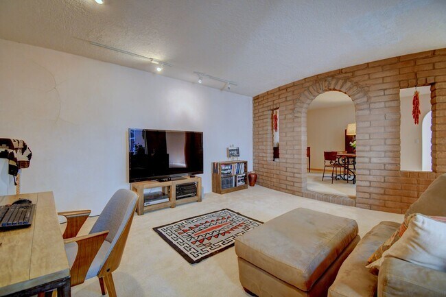 Foto del edificio - Executive 4 bedroom NE Heights home
