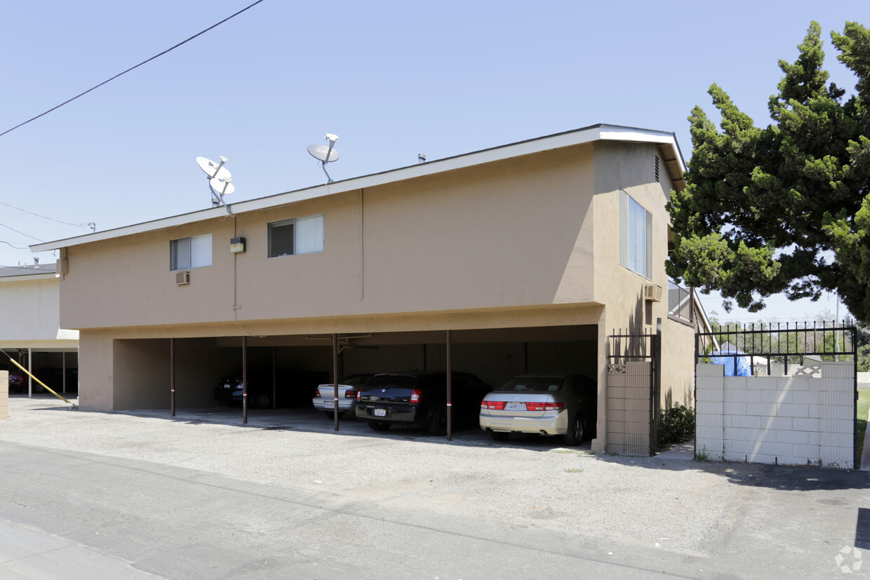 Building Photo - 413 N Tustin Ave