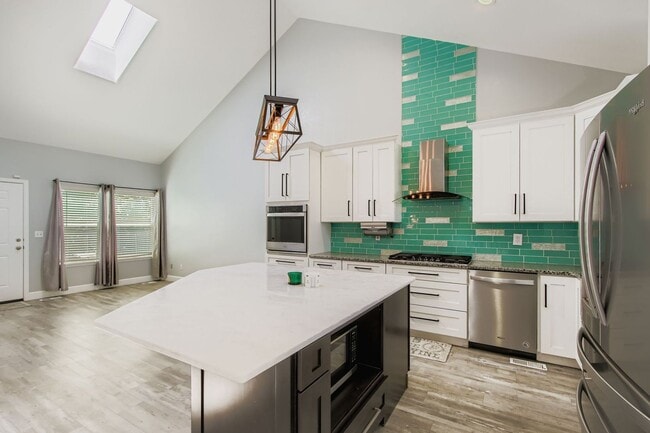 Foto del edificio - Beautiful remodel with gorgeous back yard ...
