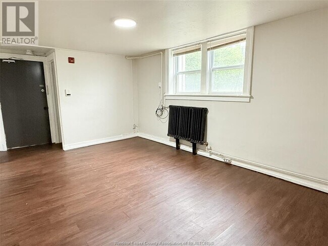 Photo du bâtiment - 1518 University Ave W