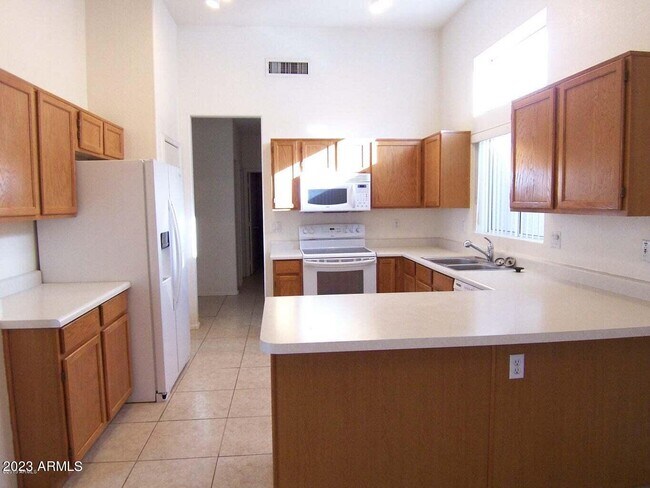 Foto del edificio - 1561 E Stanford Ave