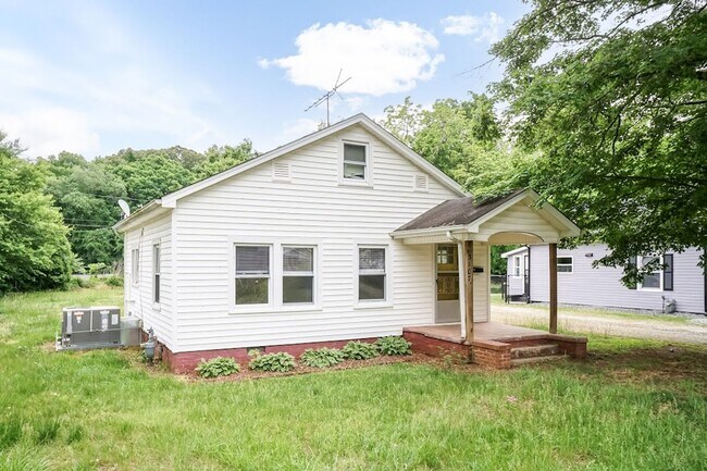 Foto del edificio - Cute and Tranquil 2 bed/1bath near Elon