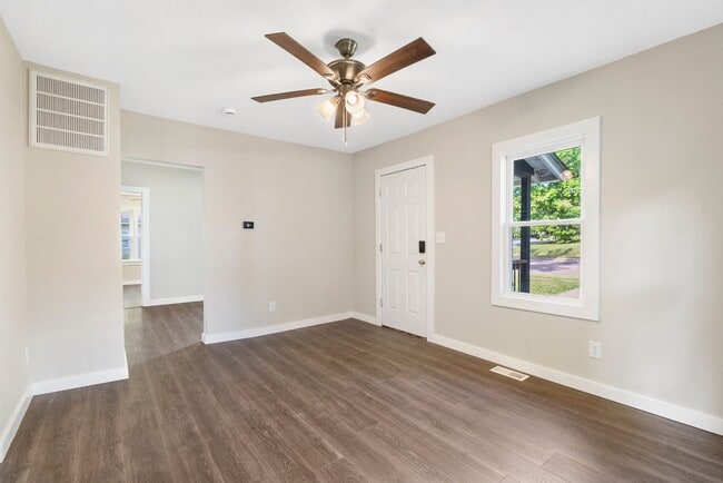 Building Photo - Updated 3 bed/1 bath home. With fully fenc...