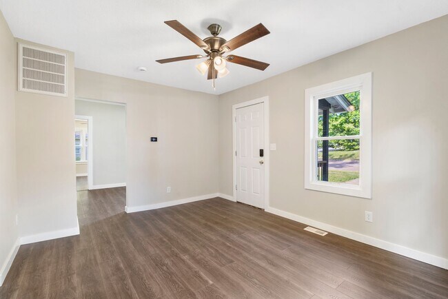 Foto del edificio - Updated 3 bed/1 bath home. With fully fenc...