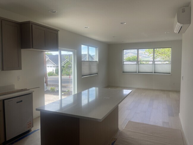 Foto del edificio - 322 Talent Ave