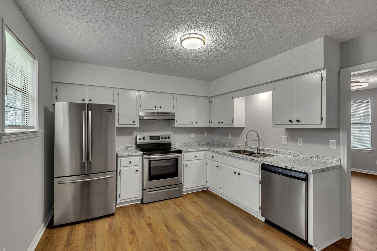 Foto principal - NEWLY UPDATED. AVAILABLE NOW. 2 BD 1 1/2 B...