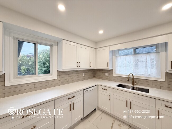 Photo du bâtiment - Charming 3-Bedroom Home with Balcony & Sha...