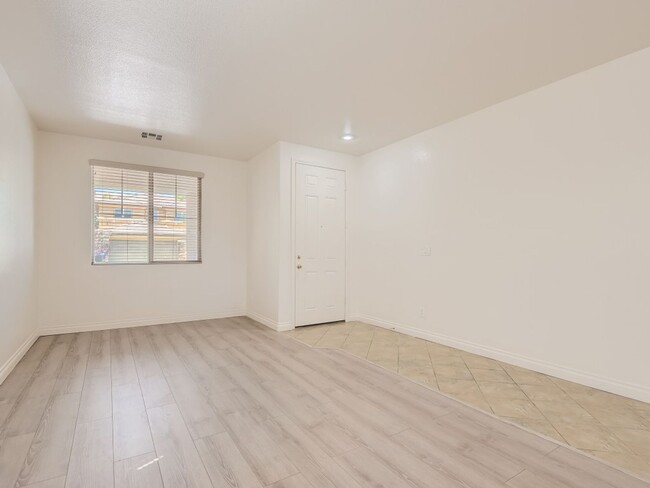 Building Photo - Spacious and open floorplan!