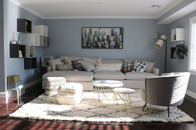 Foto del edificio - Luxury Adams Shore Townhouse | 3 Beds, 3 Baths, Garage, Central AC – $3,500