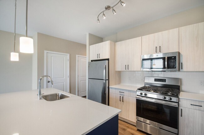 Building Photo - One Bedroom Luxury Apartment (Elevator Building)