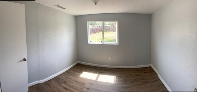 Building Photo - Fully Remodeled 2 bedroom and 1 bath home!