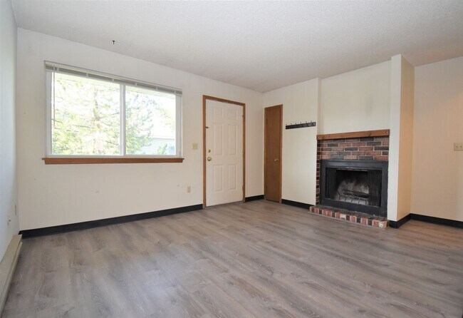Foto del edificio - Great Location! Top Floor 2 bed 1 bath and detached garage!