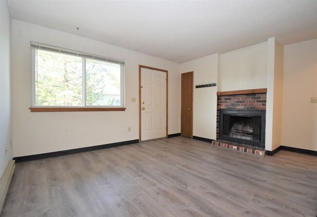 Building Photo - Great Location! Top Floor 2 bed 1 bath and detached garage!