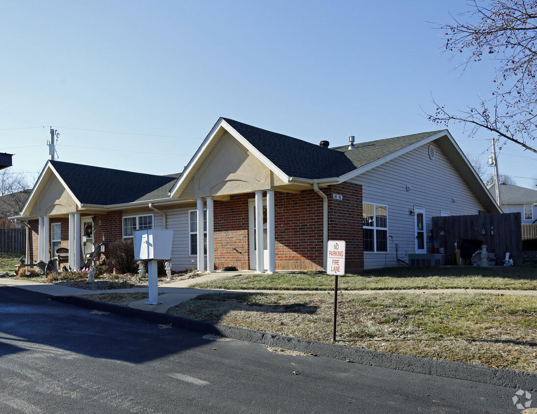 Building Photo - Villas at Forest Park