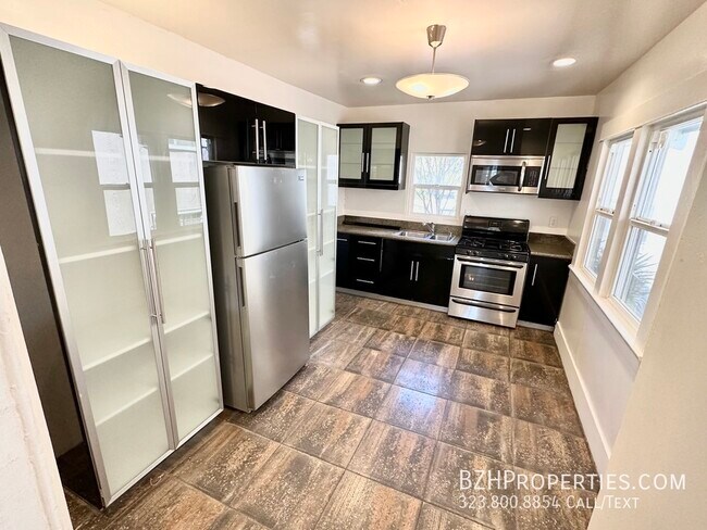 Building Photo - Light-Filled Renovated 1Bed 1Bath In Prime...