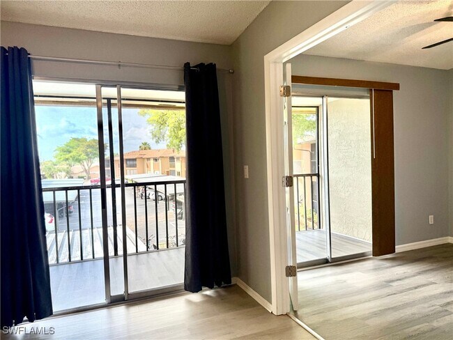 Foto del edificio - 6492 Royal Woods Dr
