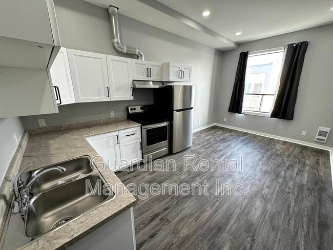 Building Photo - 209 Simpson St