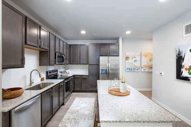 Foto del edificio - Big Savings: 8 Weeks FREE + $9 Move-In Fees!