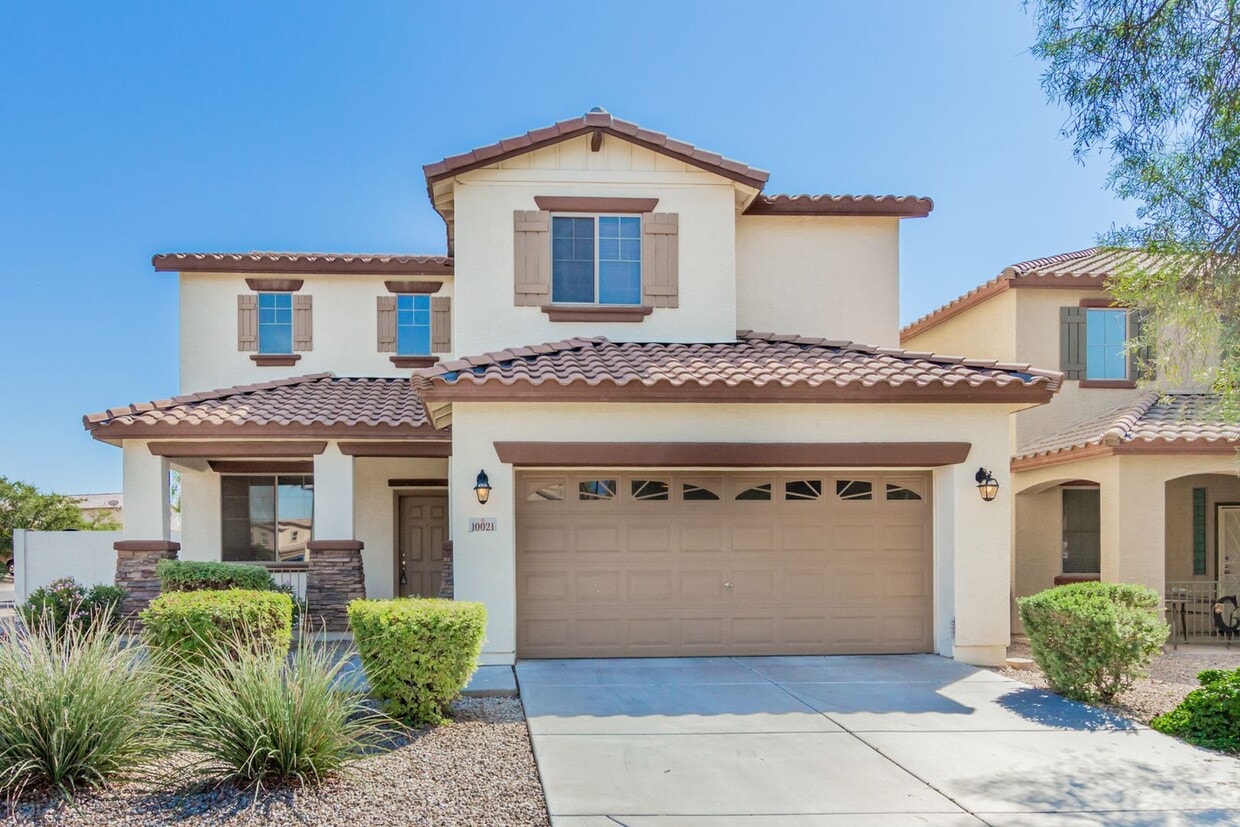 Primary Photo - Spacious 4 bedroom home with full bath and...