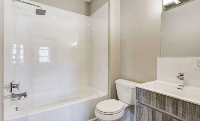 Foto del edificio - “Elegant 3-Story Home Showcasing High-End Renovation, Gourmet Kitchen, and Private Deck for Moder...