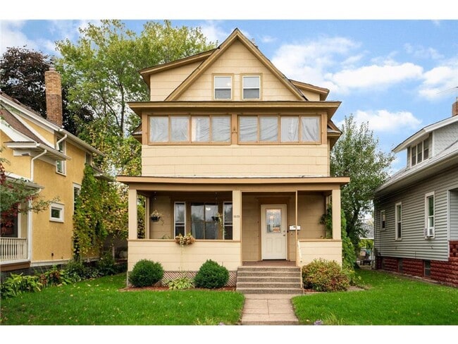 Building Photo - Huge 5 Bedroom - SFH- Walk to Macalester!