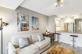 Building Photo - 136 Simcoe St